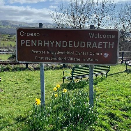 Snowdonia Rock Cottage - Cosy And Pet Friendly Penrhyndeudreath Exterior foto