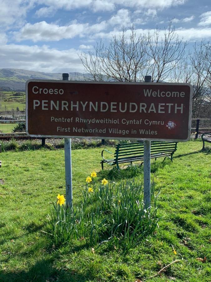 Snowdonia Rock Cottage - Cosy And Pet Friendly Penrhyndeudreath Exterior foto